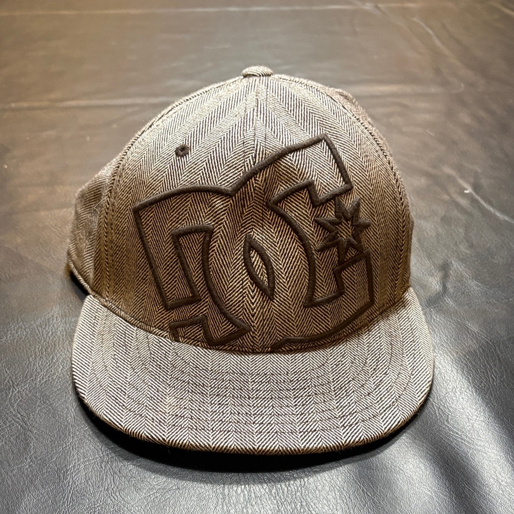DC Herringbone Patterned Cap in gray and black